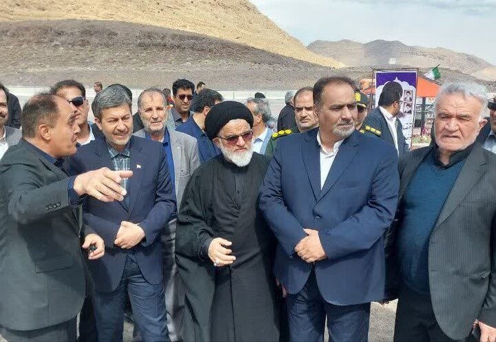 تصاویر/ افتتاح پروژه های عمرانی روستای طامه با حضورامام جمعه نطنز