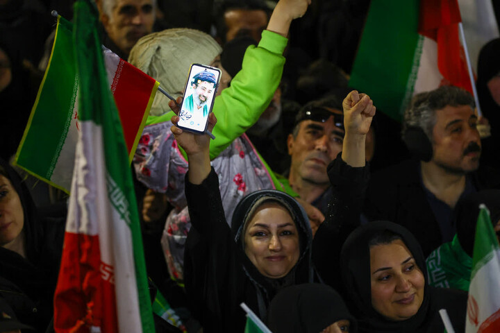 تصاویر | خروش مردم قهرمان تبریز در شب ۱۲ فروردین روز جمهوری اسلامی ایران