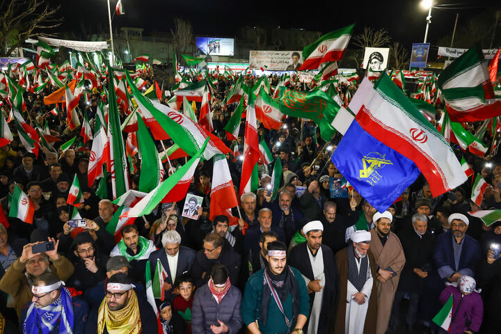 تصاویر | خروش مردم قهرمان تبریز در شب ۱۲ فروردین روز جمهوری اسلامی ایران