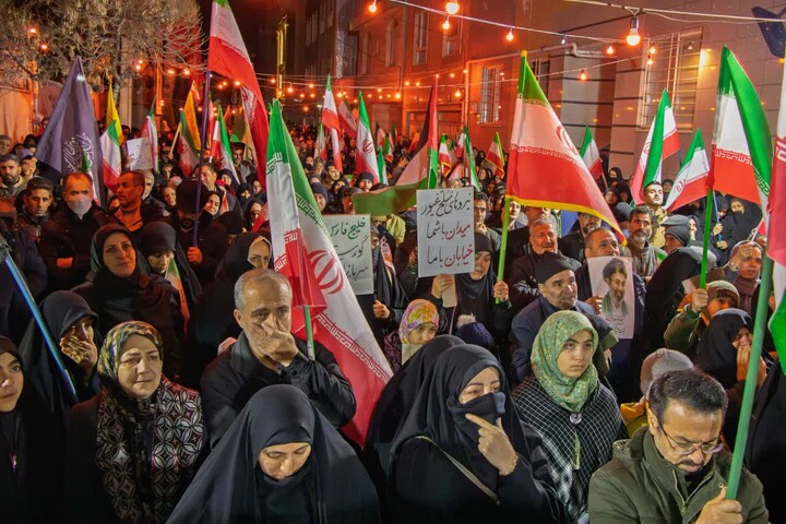 تصاویر  |  اجتماع مردمی فدایی ها؛ در محل اصابت موشک آمریکائی - صهیونی در‌ کوچمشکی زنجان