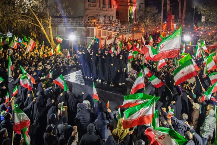 تصاویر  |  اجتماع مردمی فدایی ها؛ در محل اصابت موشک آمریکائی - صهیونی در‌ کوچمشکی زنجان