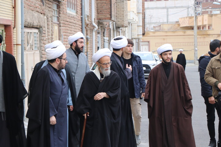 تصاویر /  دیدار مدیریت و طلاب جهادی حوزه علمیه حضرت بناب  با خانواده شهید هادی خطائی