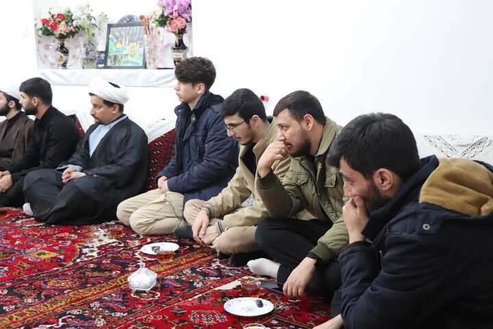 تصاویر /  دیدار مدیریت و طلاب جهادی حوزه علمیه حضرت بناب  با خانواده شهید هادی خطائی