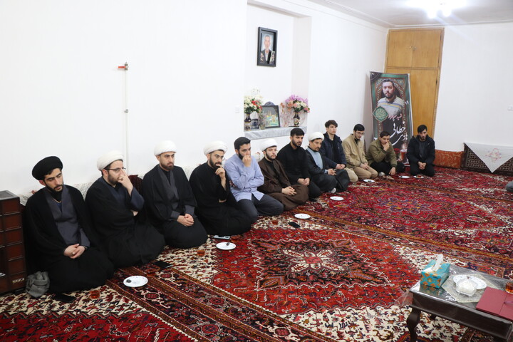 تصاویر /  دیدار مدیریت و طلاب جهادی حوزه علمیه حضرت بناب  با خانواده شهید هادی خطائی