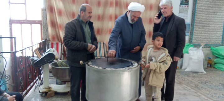 تصاویر/پخت نان زردی برای رزمندگان دفاع مقدس در جوشقان قالی