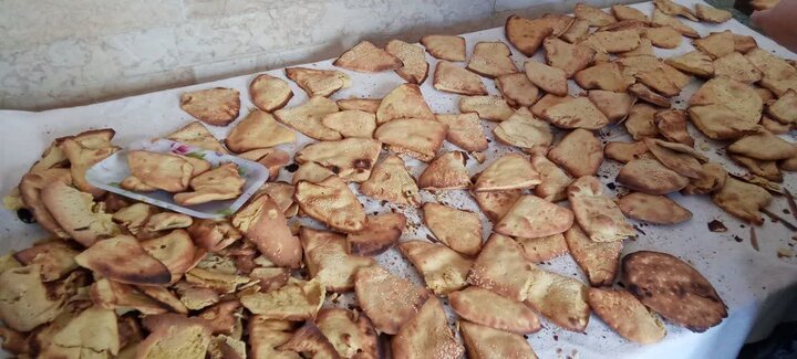 تصاویر/پخت نان زردی برای رزمندگان دفاع مقدس در جوشقان قالی