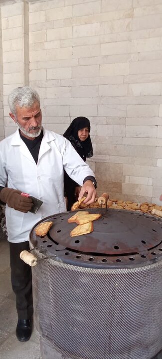 تصاویر/پخت نان زردی برای رزمندگان دفاع مقدس در جوشقان قالی
