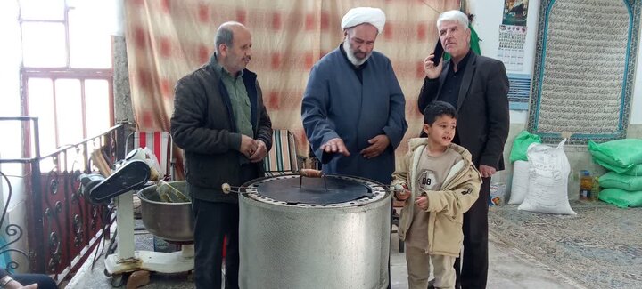 تصاویر/پخت نان زردی برای رزمندگان دفاع مقدس در جوشقان قالی