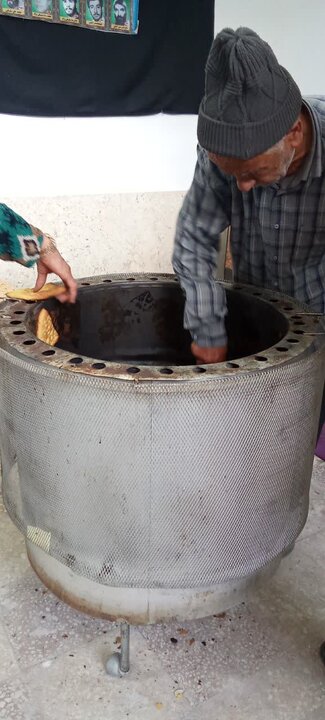 تصاویر/پخت نان زردی برای رزمندگان دفاع مقدس در جوشقان قالی