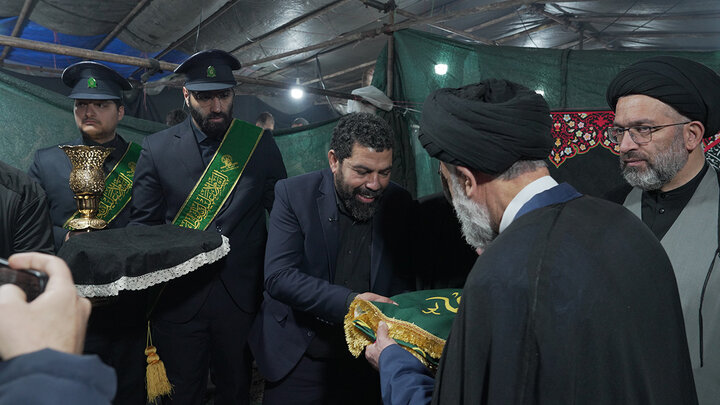 تقدیر مسئولان حرم مطهر بانوی کرامت از موکب‌های غیرایرانی تجمعات مردمی قم