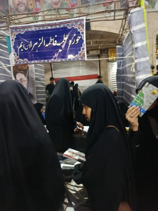 تصاویر/ فعالیت موکب مدرسه علمیه الزهرا(س) بم در حاشیه تجمعات شبانه