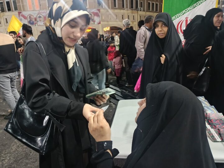 تصاویر/ فعالیت موکب مدرسه علمیه الزهرا(س) بم در حاشیه تجمعات شبانه
