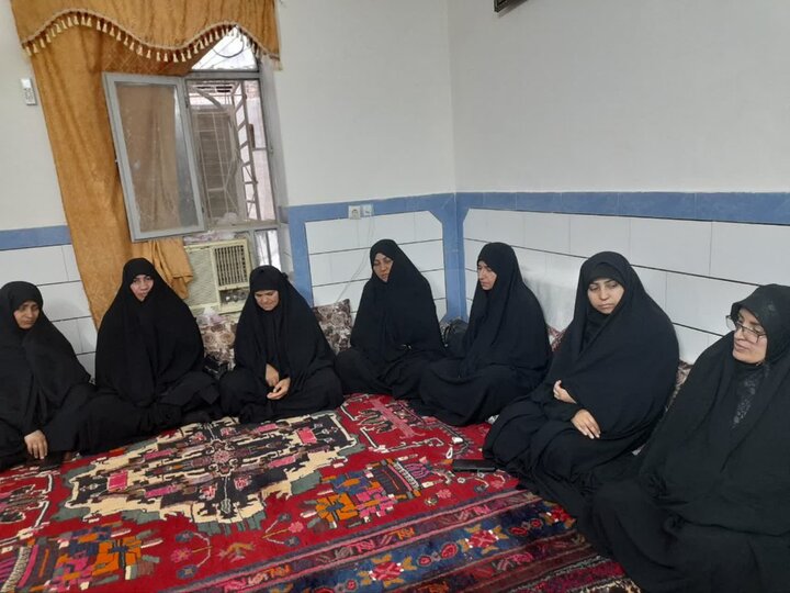 تصاویر/ دیدار اساتید و طلاب مدرسه علمیه الزهرا(س) جيرفت با مادر شهید اصغر مسلمی مهنی ازشهدای ناو دنا