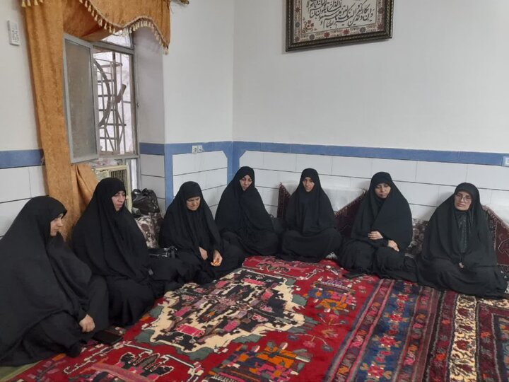 تصاویر/ دیدار اساتید و طلاب مدرسه علمیه الزهرا(س) جيرفت با مادر شهید اصغر مسلمی مهنی ازشهدای ناو دنا