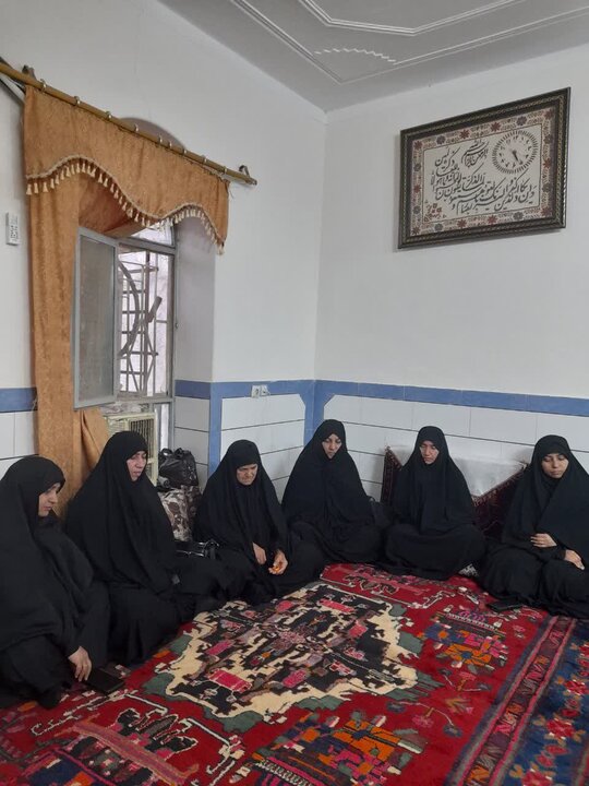 تصاویر/ دیدار اساتید و طلاب مدرسه علمیه الزهرا(س) جيرفت با مادر شهید اصغر مسلمی مهنی ازشهدای ناو دنا
