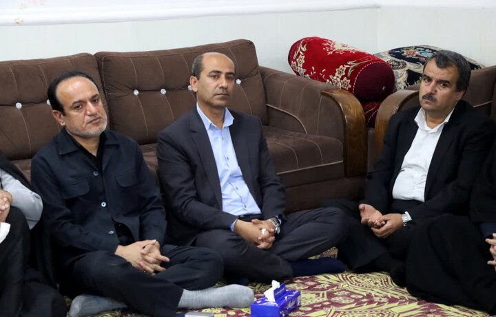 تصاویر/ دیدار مسئولان دشتی با خانواده شهید