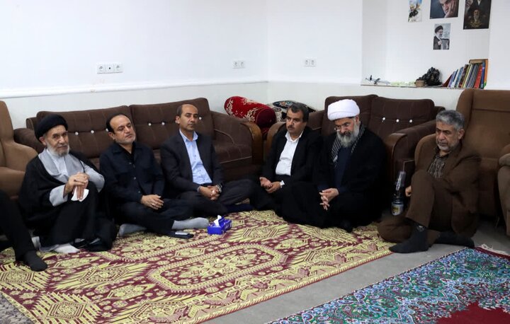تصاویر/ دیدار مسئولان دشتی با خانواده شهید