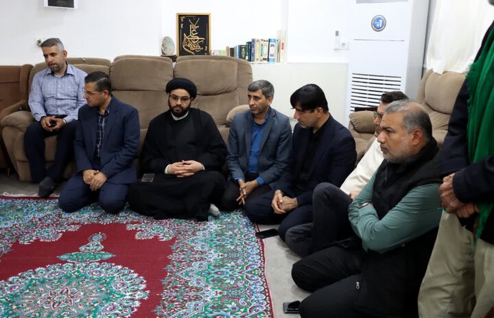 تصاویر/ دیدار مسئولان دشتی با خانواده شهید