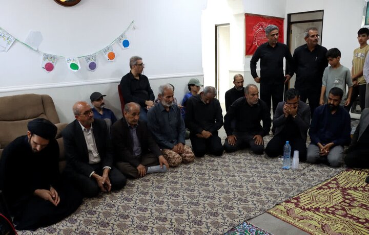 تصاویر/ دیدار مسئولان دشتی با خانواده شهید