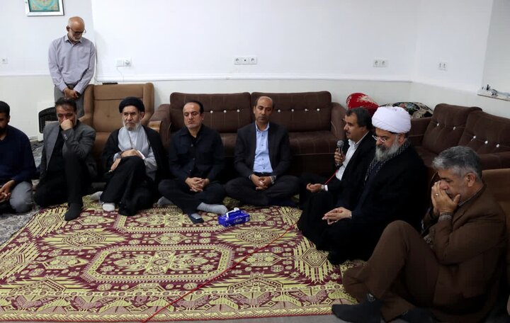 تصاویر/ دیدار مسئولان دشتی با خانواده شهید