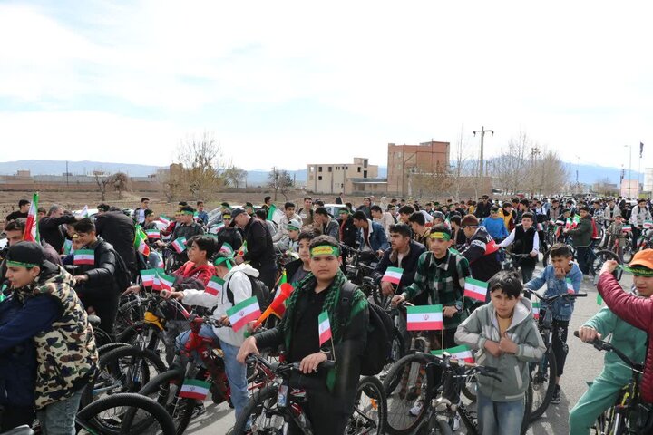 تصاویر/ همایش دانش آموزی دوچرخه سواری جام غیرت و ایثار به یاد شهدای دانش آموز "میناب" در خوی