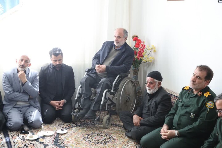 تصاویر / حضور امام جمعه همدان در منزل شهدای جنگ رمضان