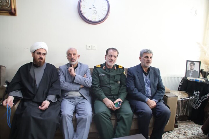 تصاویر / حضور امام جمعه همدان در منزل شهدای جنگ رمضان