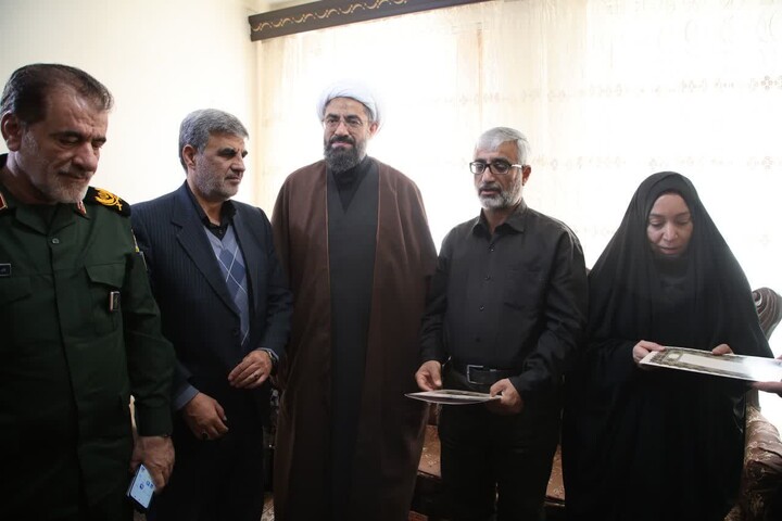 تصاویر / حضور امام جمعه همدان در منزل شهدای جنگ رمضان