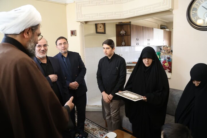 تصاویر / حضور امام جمعه همدان در منزل شهدای جنگ رمضان