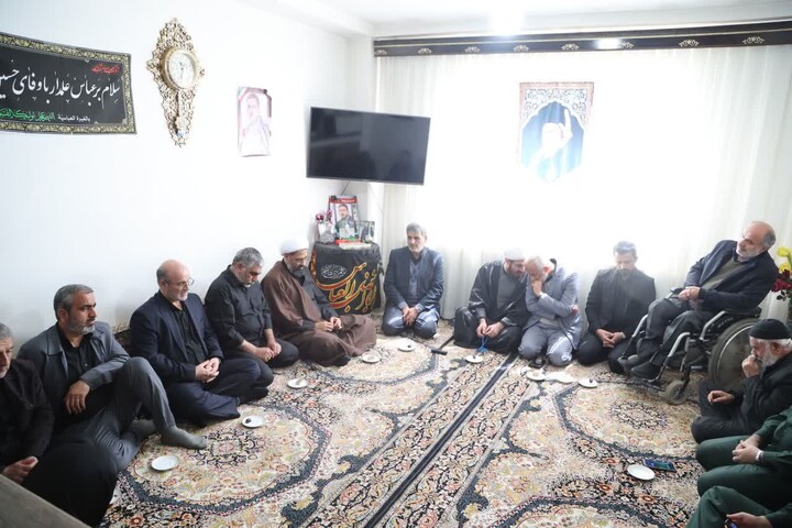 تصاویر / حضور امام جمعه همدان در منزل شهدای جنگ رمضان