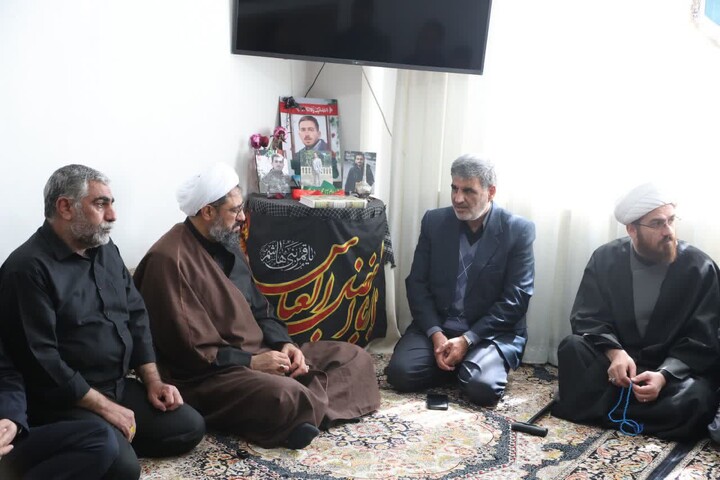 تصاویر / حضور امام جمعه همدان در منزل شهدای جنگ رمضان