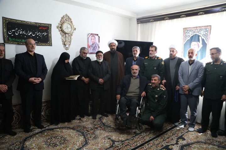 تصاویر / حضور امام جمعه همدان در منزل شهدای جنگ رمضان