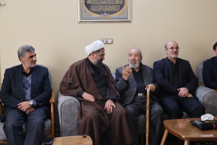 تصاویر / حضور امام جمعه همدان در منزل شهدای جنگ رمضان