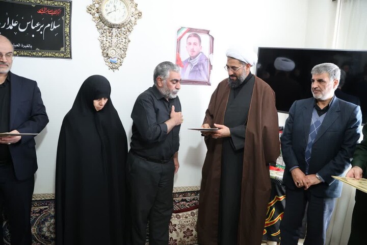 تصاویر / حضور امام جمعه همدان در منزل شهدای جنگ رمضان
