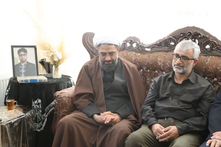 تصاویر / حضور امام جمعه همدان در منزل شهدای جنگ رمضان