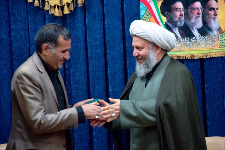 تصاویر/ تکریم و تقدیر از مسئول بنیاد شهید شهرستان آران وبیدگل در دفتر امام جمعه