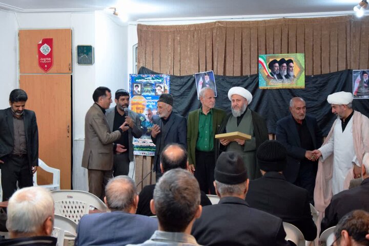 تصاویر/ تکریم و تقدیر از مسئول بنیاد شهید شهرستان آران وبیدگل در دفتر امام جمعه