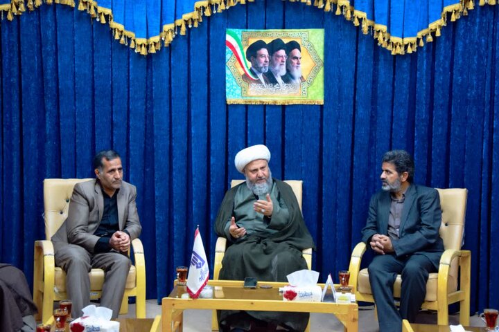 تصاویر/ تکریم و تقدیر از مسئول بنیاد شهید شهرستان آران وبیدگل در دفتر امام جمعه