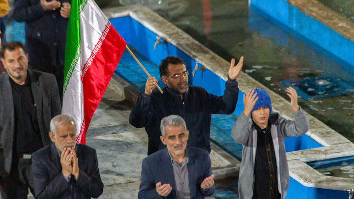 فیلم| اجتماع بزرگ مردم آران و بیدگل همراه بانماز و دعای استغاثه به امام زمان (عج)