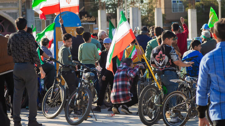 تصاویر/ حضور کاروان دوچرخه سواری نوجوانان و جوانان به مناسبت سالروز جمهوری اسلامی ایران در هلال بن علی