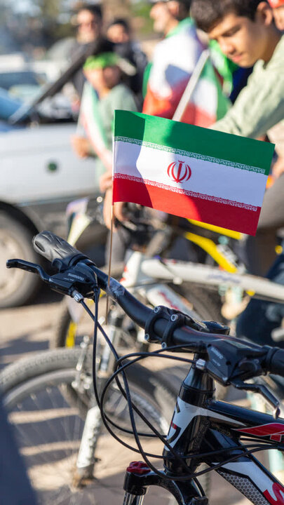 تصاویر/ حضور کاروان دوچرخه سواری نوجوانان و جوانان به مناسبت سالروز جمهوری اسلامی ایران در هلال بن علی
