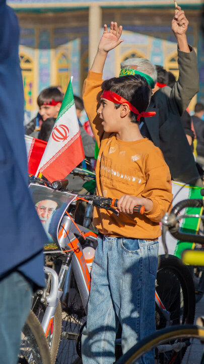 تصاویر/ حضور کاروان دوچرخه سواری نوجوانان و جوانان به مناسبت سالروز جمهوری اسلامی ایران در هلال بن علی