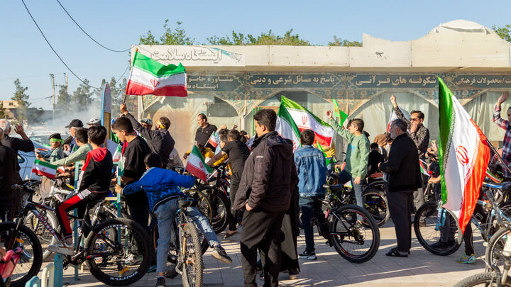 تصاویر/ حضور کاروان دوچرخه سواری نوجوانان و جوانان به مناسبت سالروز جمهوری اسلامی ایران در هلال بن علی