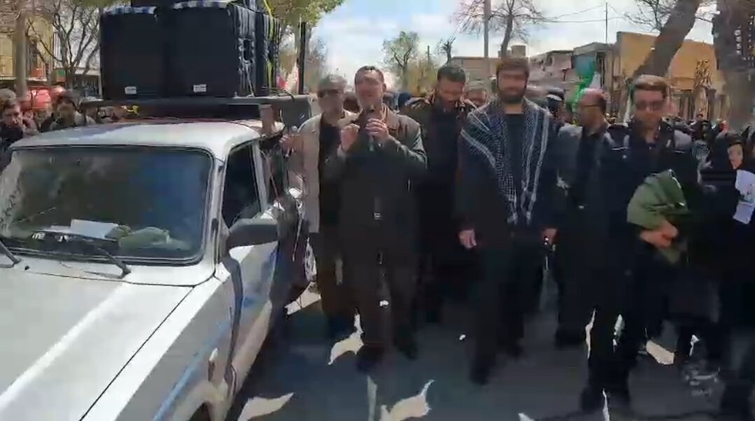 فیلم| حضور فرمانده سپاه حضرت روح الله استان مرکزی در مراسم تشییع شهید حسین امیدواری و محمد رحیمیان در اراک