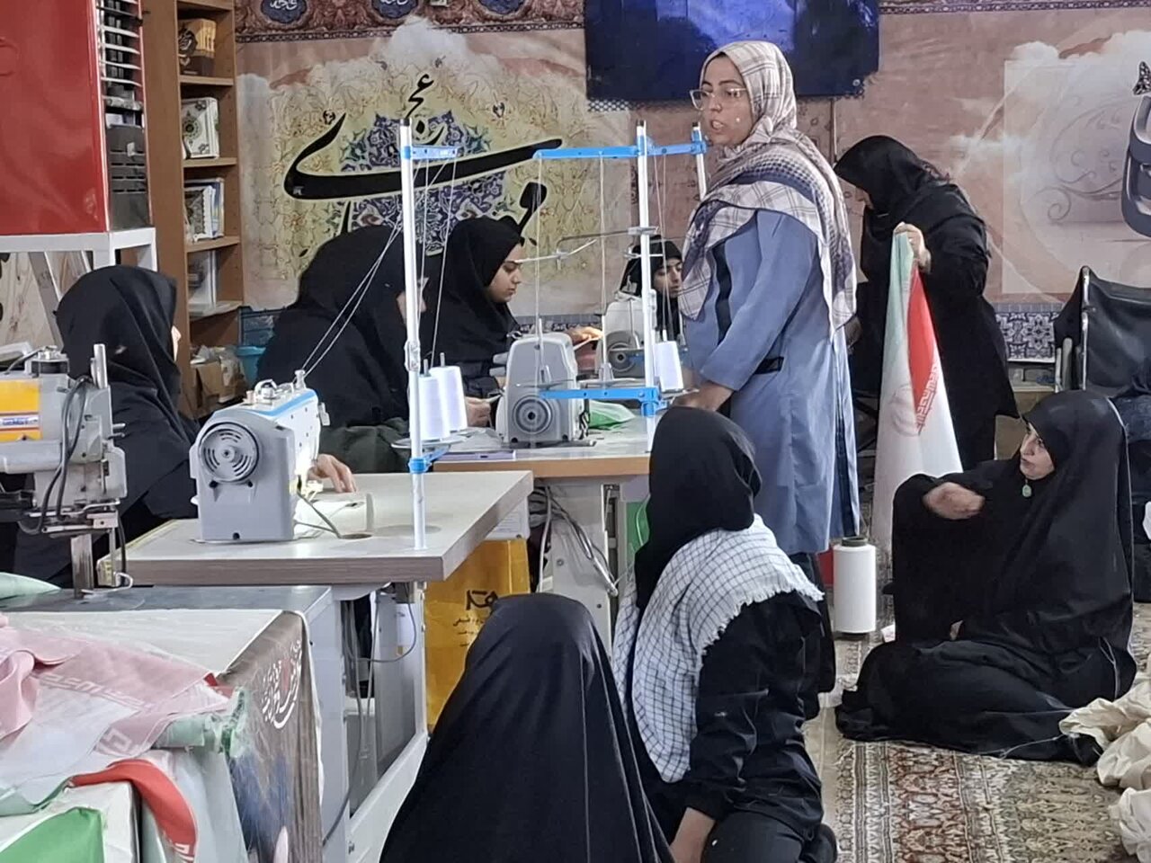توزیع رایگان ۲۰هزار عدد پرچم جمهوری اسلامی ایران در کاشان+تصاویر