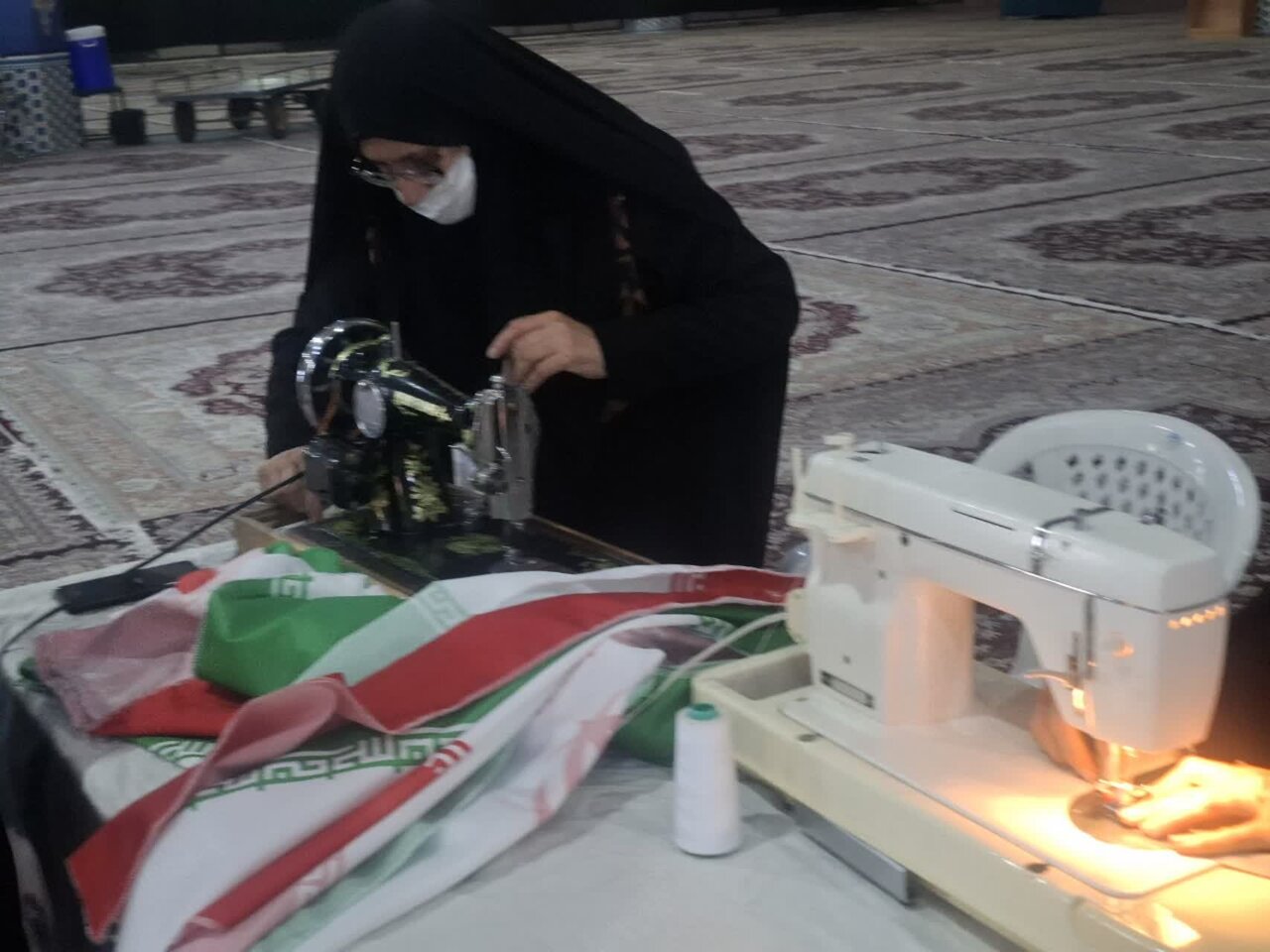 توزیع رایگان ۲۰هزار عدد پرچم جمهوری اسلامی ایران در کاشان+تصاویر