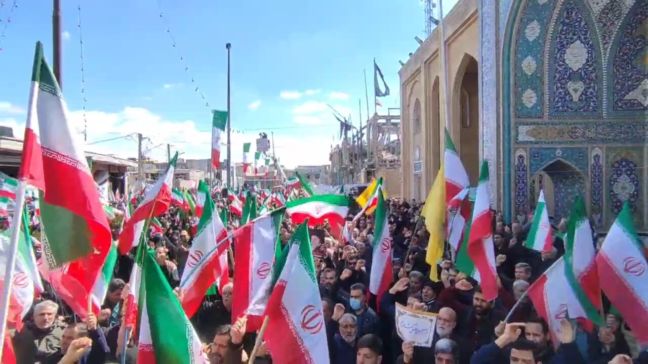 فیلم | آیین اهتزاز پرچم مقدس جمهوری اسلامی ایران در حسینیه اعظم زنجان