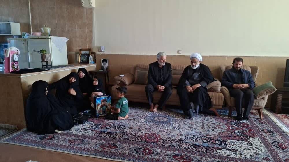دیدار کادر و طلاب مدرسه علمیه ریحانه‌النبی(س) رفسنجان با خانواده شهیده صلحی‌زاده+ عکس