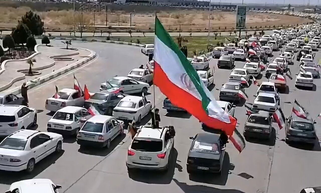 کلیپ| رژه و کاروان خودرویی کرمانی ها با نام "ایران ۴۵" به مناسبت روز جمهوری اسلامی