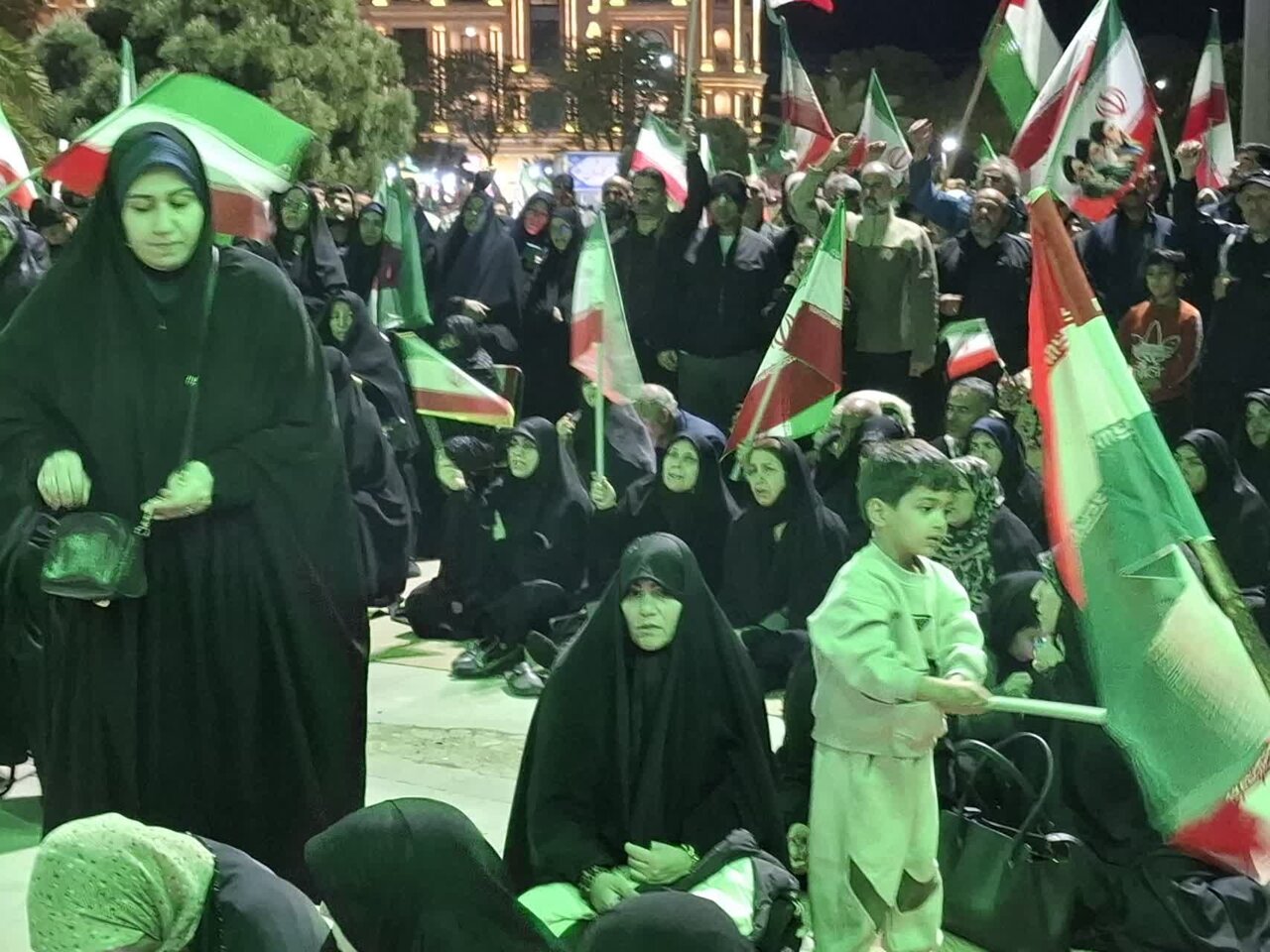 فیلم | اجتماع بزرگ مردم ولایتمدار کاشان در شامگاه سالروز ۱۲ فروردین